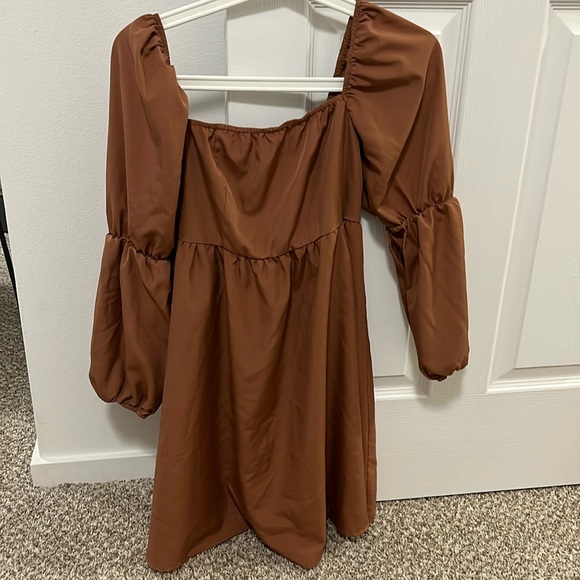 Short brown dress with long sleeves - Picture 1 of 3